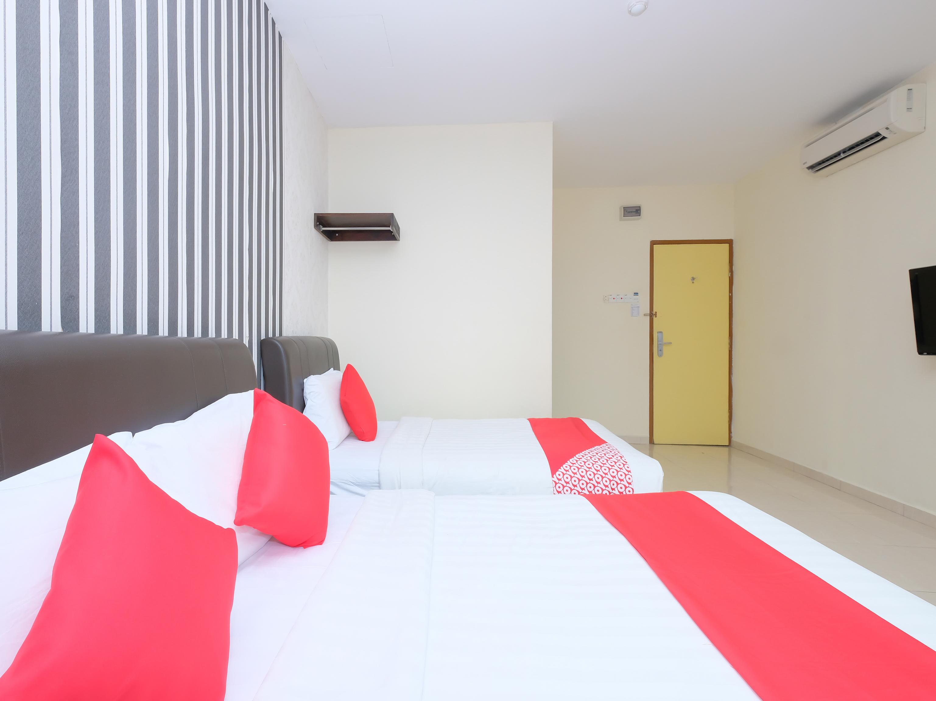 Oyo 89493 Q Hotel Mentakab Mentekab Exterior photo