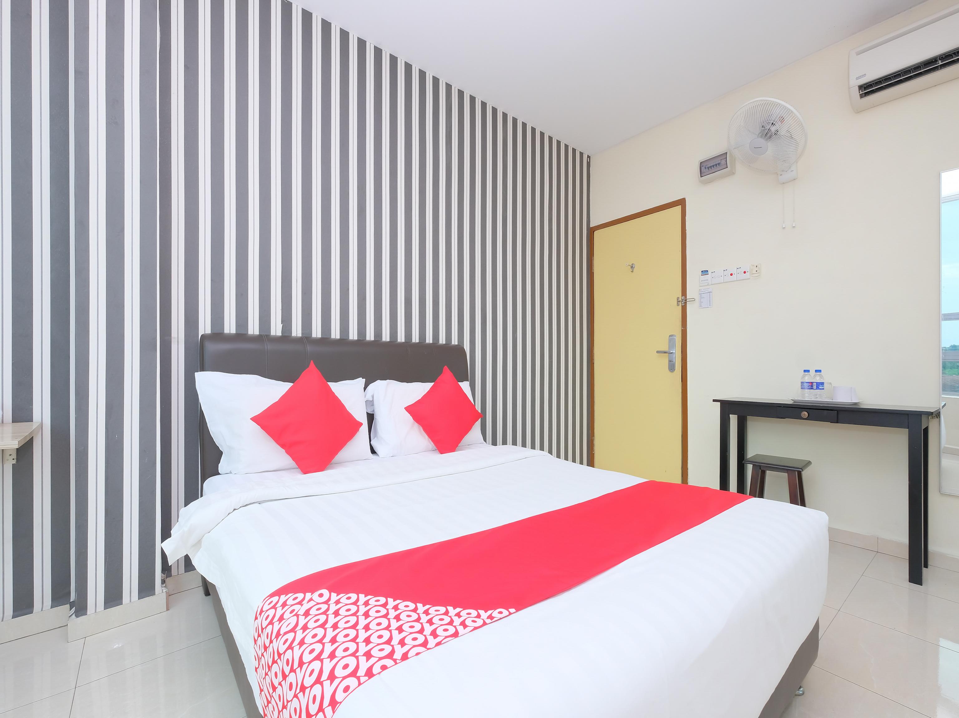 Oyo 89493 Q Hotel Mentakab Mentekab Exterior photo