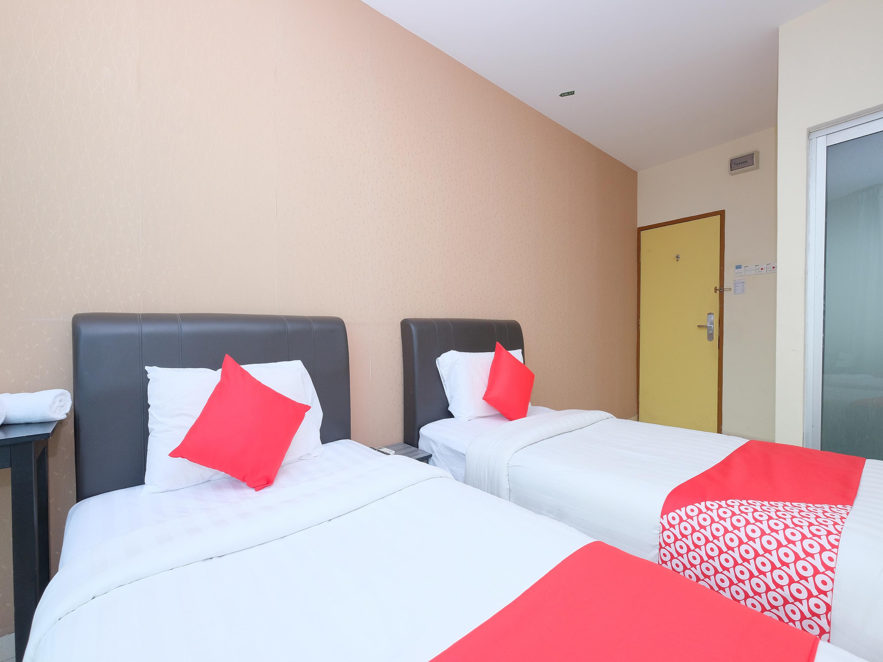 Oyo 89493 Q Hotel Mentakab Mentekab Exterior photo